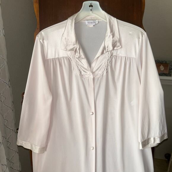 Vintage Vanity Fair Nylon Robe Womens Medium Cream Button Sheer Silky USA - Picture 2 of 9